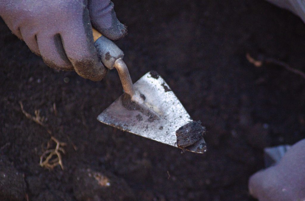 herramienta en excavación arqueológica
