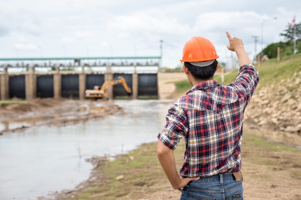 Arqueólogo en un control de obra