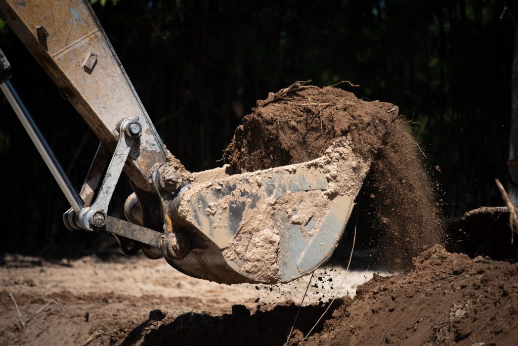 Pala excavadora en un contro arqueológico