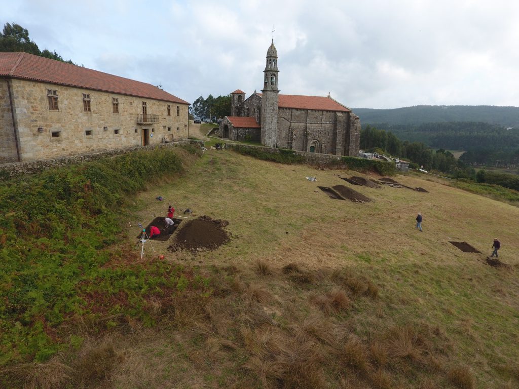 excavación arqueológica en una iglesia